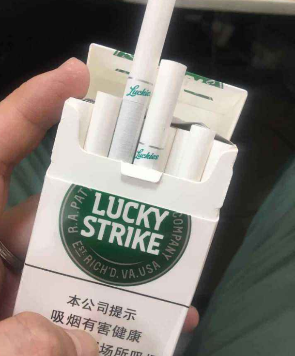 两个奶头被吃得又翘又肿的
